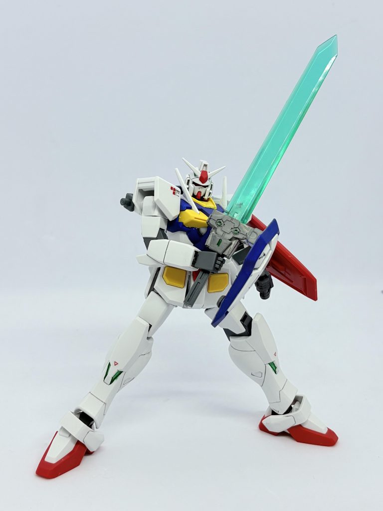 ビームソード「エクリプス」。ナックルガードの様に小型シールドが付いており、ソードとライフルで両手を塞いでも防御手段を確保している。メガスラッシュエッジを軸にジャンクを切り貼り。