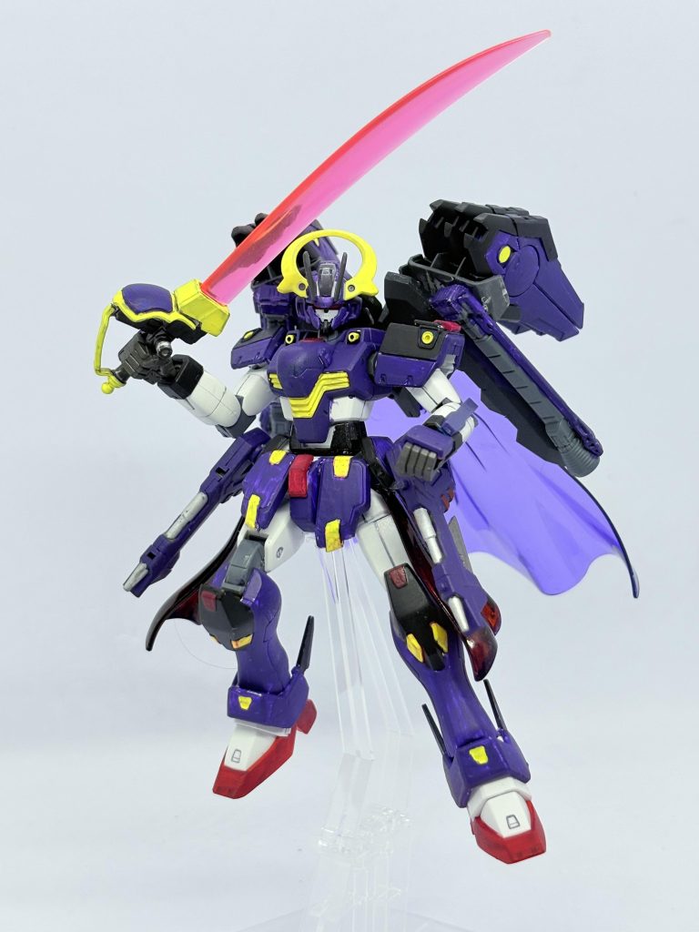 腰に携える近接武器にビームザンバーを装備している。