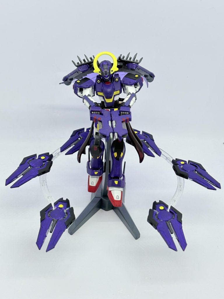 ファンネルやドラグーンのように遠隔操作でき、単なるビームでの攻撃だけでなく大容量バッテリーパックの役割も有しておりMagSafeのような技術を駆使して他機体へバッテリー供給も可能。他メンバー4人に同時供給しても二機は自身の守りに残せる。