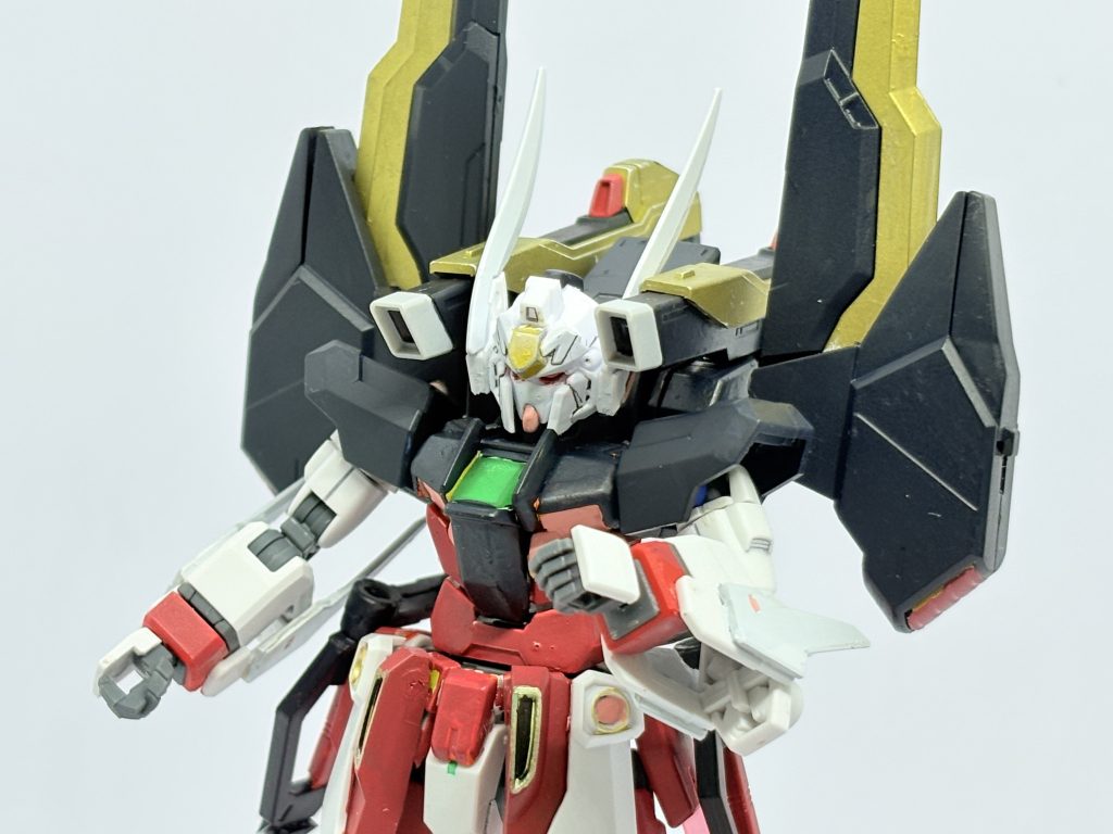 肩から伸びるキャノン「オオツツキ」。めちゃくちゃ耳?と干渉する、撮りにくい。