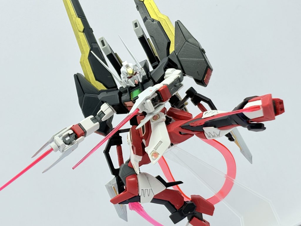 腕部には「イナバノナムチ」という展開式の硬質クローがついている。更に中央からはビームサーベルを発生可能。脚部にはビーム刃発声装置「シュウカヘイゲツ」を搭載。ビーム系を一斉展開し舞踊の如く敵を切り刻む「月下美人」という必殺技を持つ。 変な接着しちゃって綺麗に戻せなくなったブランドマーカー部分を隠すのにうさぎっぽいディテールを入れた怪我の功名。30MSのパーツ。うさぎ耳がバックパックはじめ色んな所と干渉する。撮りにくい。