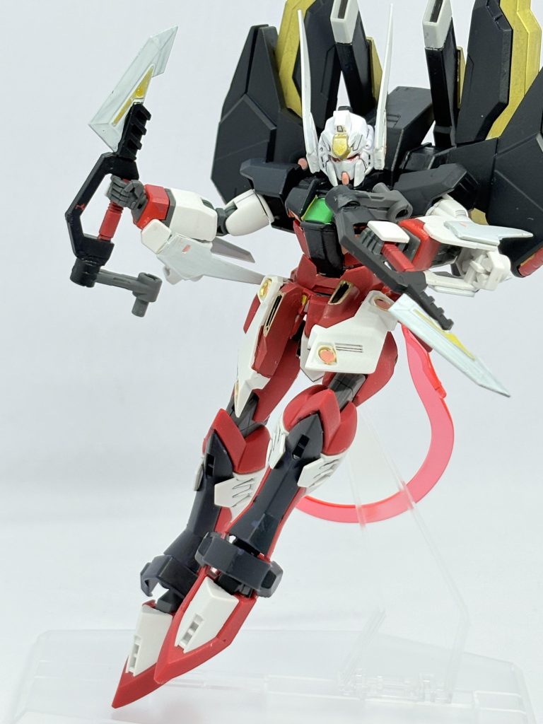 バックパックからサイドアーマー付近へ伸びるナイフ「ナヨタケ」。後述の大型武器の持ち手にもなる。色んなところと干渉する。撮りにくい。