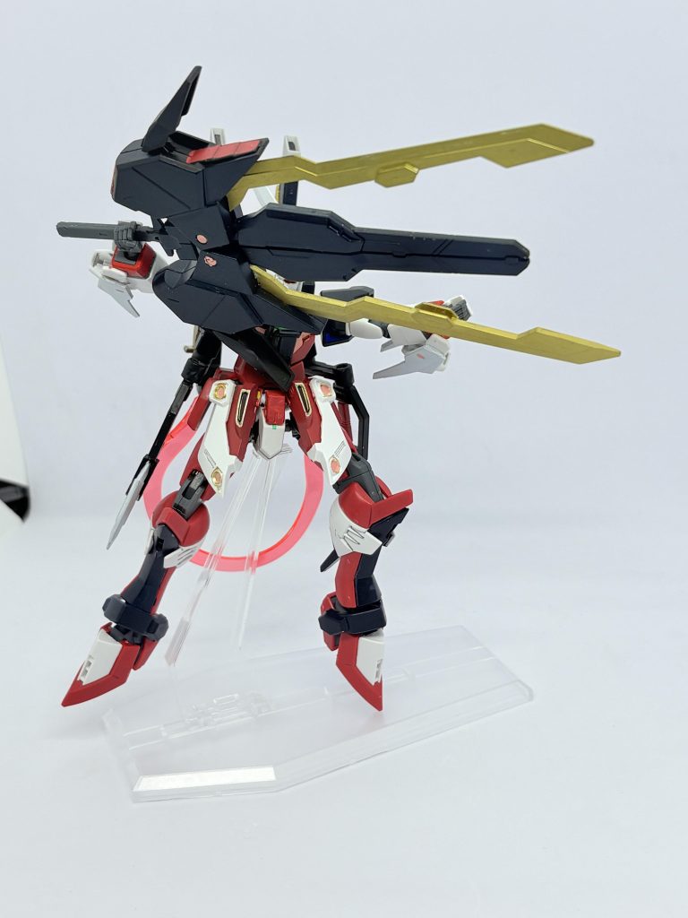 必殺技は剣を展開し中央部からレールガン方式で超高エネルギー波を放つ「月虹」。一発で機体の80%以上のエネルギーを消費する諸刃の剣。