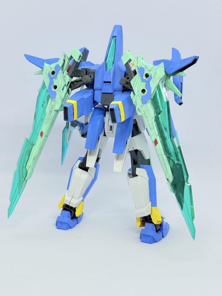 前後。コンセプトは近接強化で更に特化、突っ込むなら耐久も上げる!です。当初は強化案としてAGE-2ノーマルをベースに変形機構を設けてヒット&アウェイの機動力&攻撃力と考えていたイチカ。しかしチームでの役割を考えた時自分に後退の選択肢は無いと考えコアファイター以外の分離変形機能をオミットしたAGE-3ベースへと変更。退く事のない翡翠の稲妻が、立ち塞がる全てを切り刻む勇者となる。