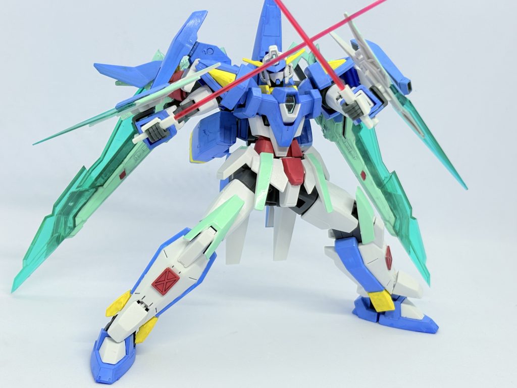 肩アーマーに隠したビームサーベル「ボレアス」。目まぐるしい剣捌きでとにかく前へと突っ込んでいく。