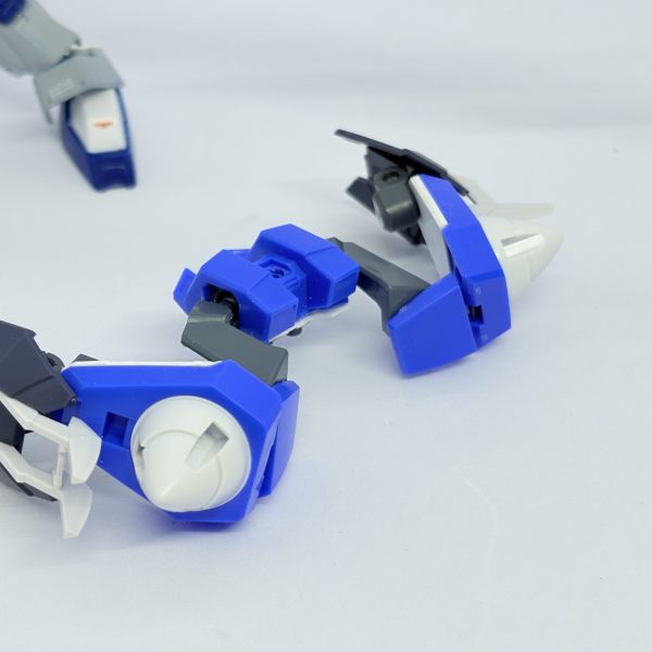 オーライザー+デルタカイ。このシルエットめちゃくちゃ戦闘機っぽくてカッコいい。ここに他意なくたまたまちょうど良さそうな機体がいたので仮の持ち手として持ってもらって色々試すと……？ 某アニメのキ○スト○イカーが浮かぶ装備になった。 完成が楽しみになってきた、おや……なんか知らん装備まであるな……さてどうなることやら。（7枚目）