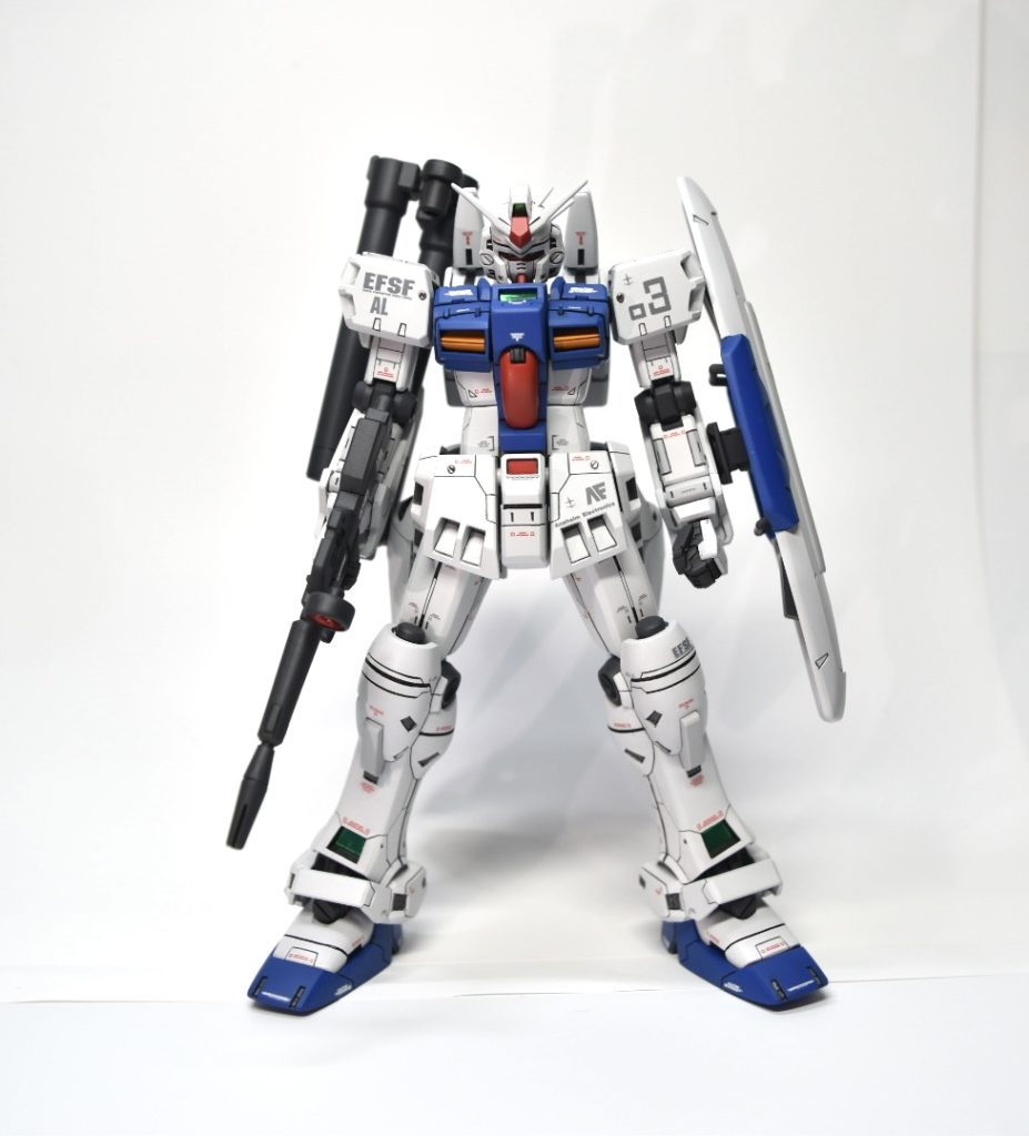 設定画に近付けるよう脚はかなり長めに加工しました、アンクルアーマーと足は2mm幅増ししてます。それでもあの設定画の下半身のゴツさには程遠いですね。笑