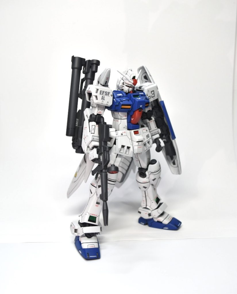 フォールディング・バズーカは右手に取り付けれるようアタッチメントを作成して、マウント出来るようにしました。フォールディング・シールドも横持ち出来るよう改修してます。