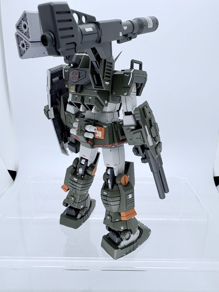 右肩のキャノンは小ぶりで迫力がなかったので別の物に変更、アメイジングレッドウォーリアーのバズーカだったかな?