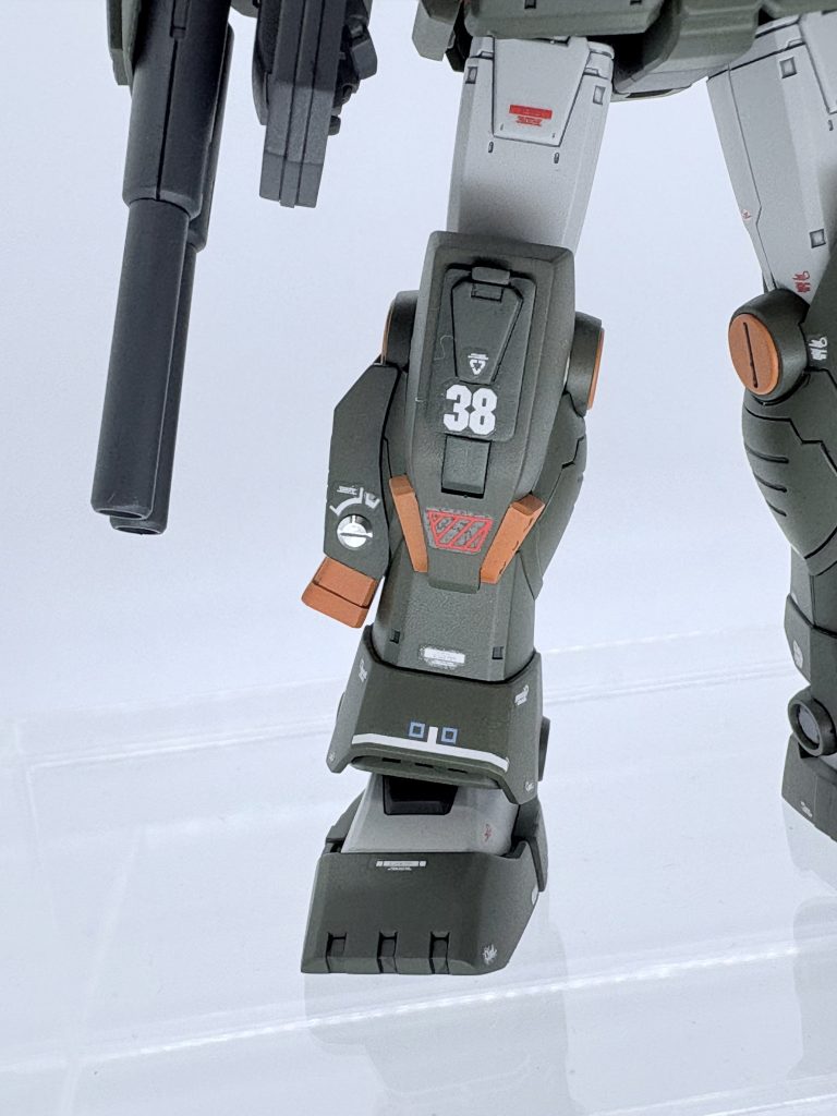ふくらはぎのスラスターにあった丸いディテールは削り落としてメタルパーツに、膝のミサイルのハッチの所も元からのディテールは削ってコトブキヤの物に変更、ホコリが付いている😅