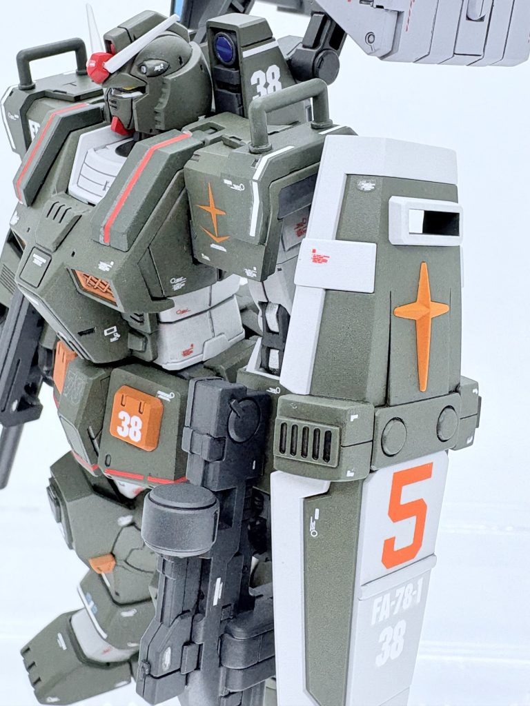 シールドはフルアーマーガンダム7号機から、ビームライフルはMSD版ジムから拝借