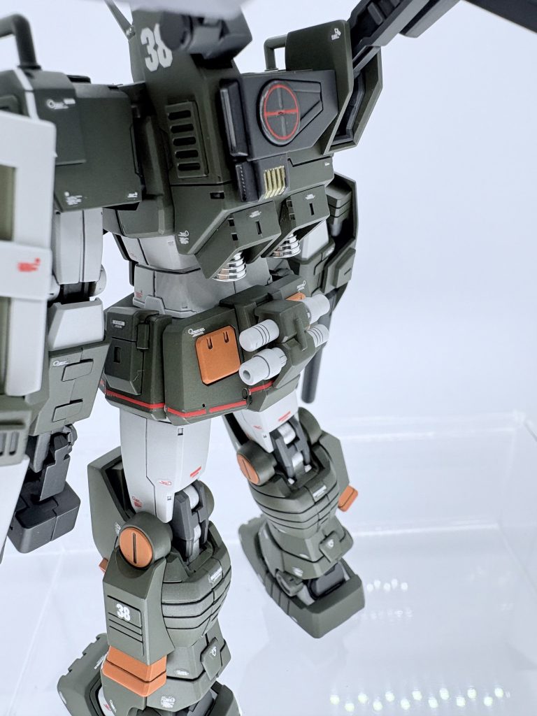 リアアーマーにこちらもMSD版ジムからビームサーベルとマウントパーツを拝借、バーニアはメタルパーツに変更、バックパックの黒い部分の横から出てた謎の棒は切ってコトブキヤのスラスターに変更しました元々のキットが素晴らしいので自分でもカッコよく作れました✌️