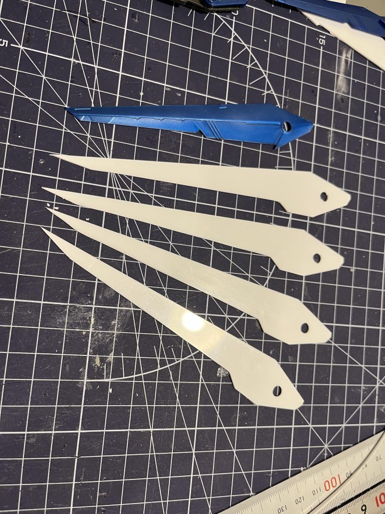 ウイングバインダーの改造設定上エクリプスはフリーダムよりデカイので、本体に合わせてバインダーを一回り大きく製作。・大きな方は既存パーツを利用するかたちでプラ板で延長分のパーツのみ切り出し。