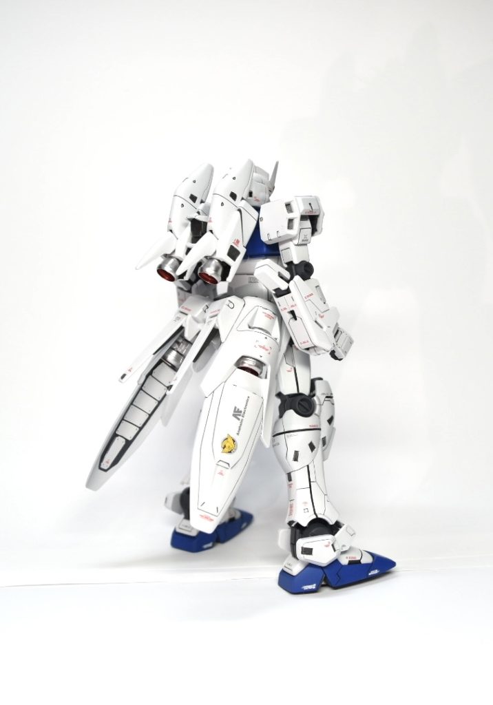 テールバインダーの内側もプラ板でモールドを作ってます。フォールディングアームも展開出来るようにしてますが、写真を撮り忘れました。笑肩やフロントアーマーのダクト？のような箇所は全て開通し内側から金属メッシュを仕込んでます。