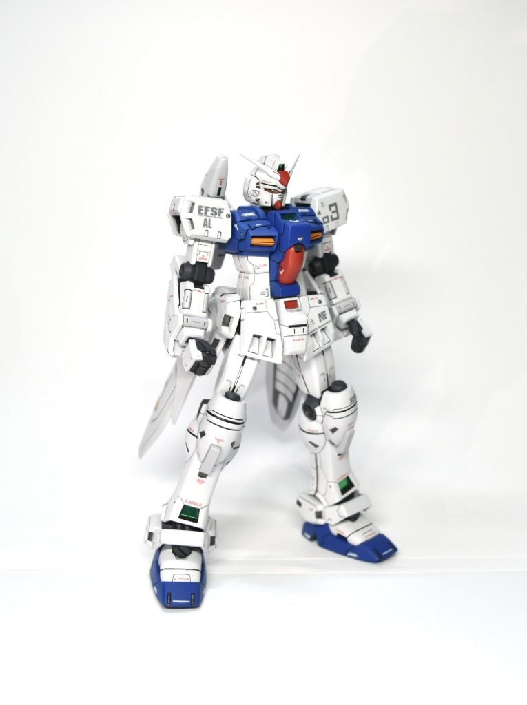 胴体は特に弄りました。電ホビのMGステイメンの作例を参考にして、自分なりにHGに落とし込んでみたつもりです。