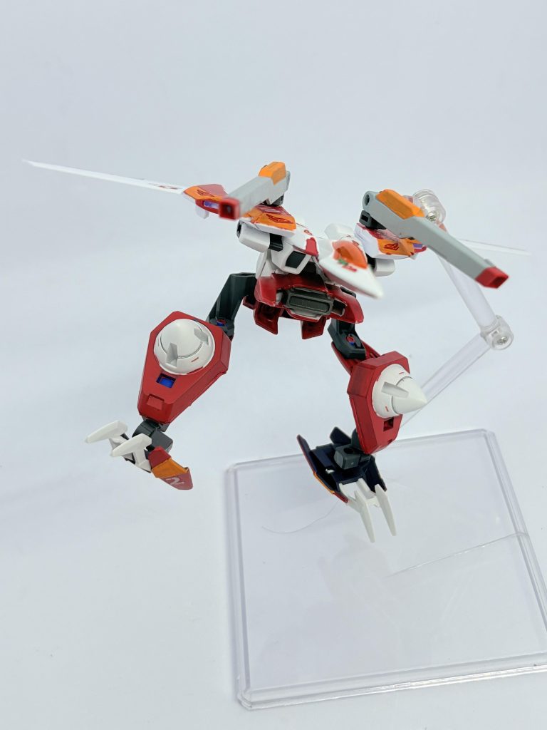 更にフェニックスライザーの方に背中のGNドライブを合体させる事で、アーサー王の紋章ワタリガラスをモチーフとした合体形態「GNドライバード」となる。この形態になる事で近接攻撃も可能な支援機となり、本体とのコンビネーションによる変幻自在の攻撃を行う。