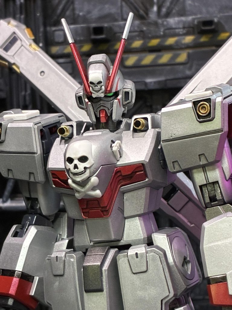 シルバーとメタルレッドの配色がカッコいいですね！