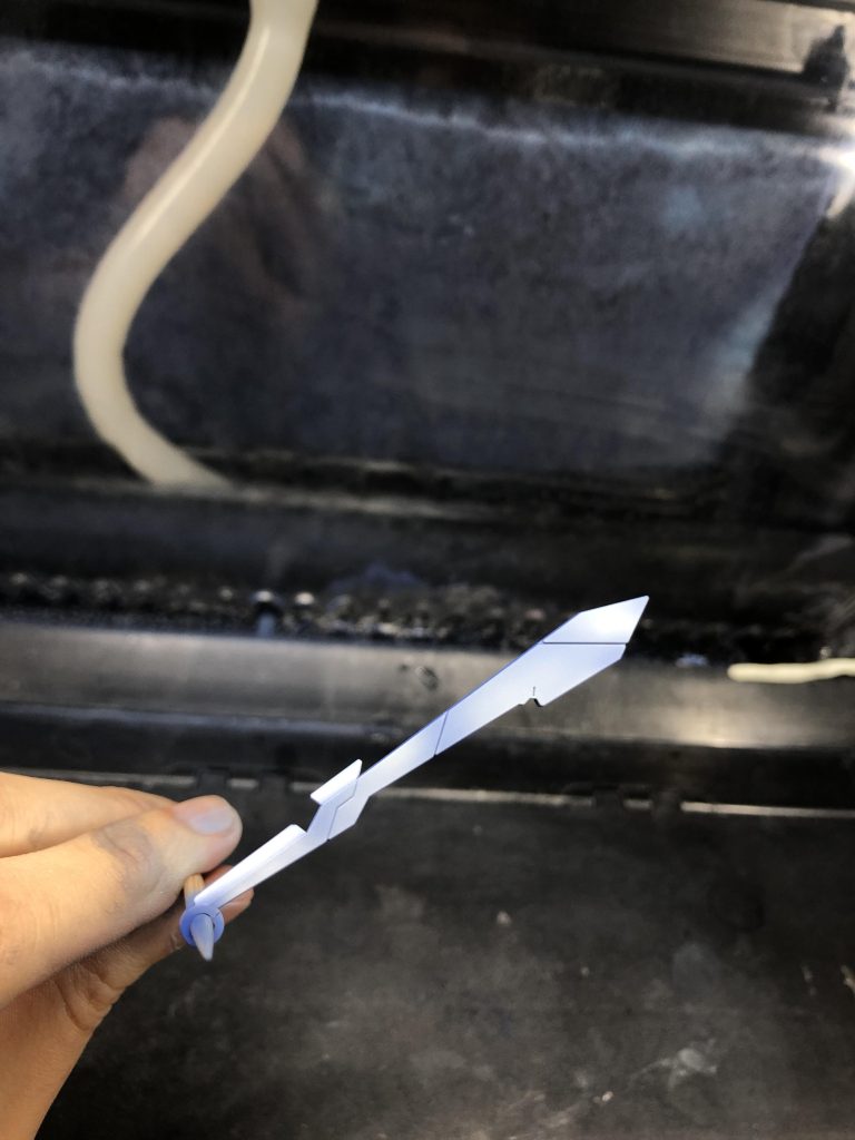 ホワイト部分にはプリシェーディング技法を使ってシェーディングを施しました。コバルトブルーをベースに使い、少しずつメカホワイトを重ねて、最後に全体にミストコートを施しました。