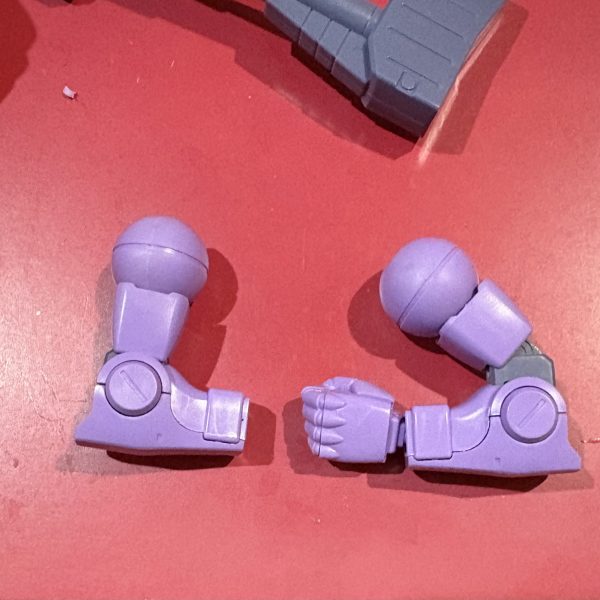 親父の誕生日に向けて親父が1番好きと言うドムを作ってプレゼントすることに...!可動域広げたりロッドタイプのアンテナつけたり色々ディテールアップ試行錯誤中！（2枚目）