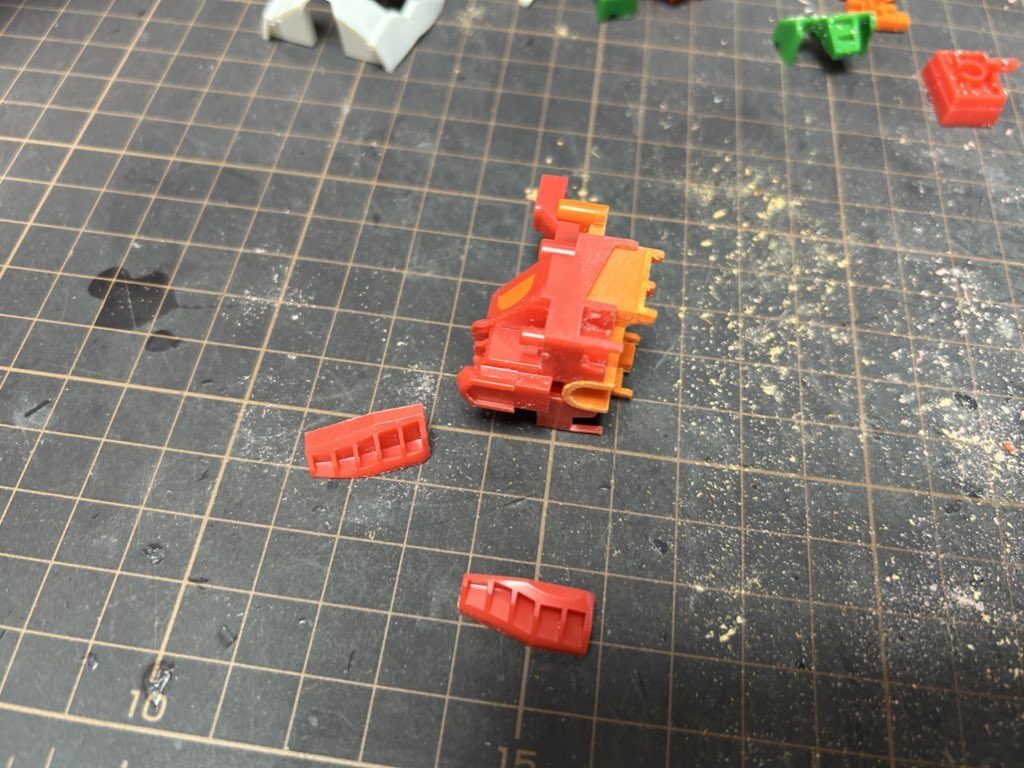 頭部のあとハメ加工。