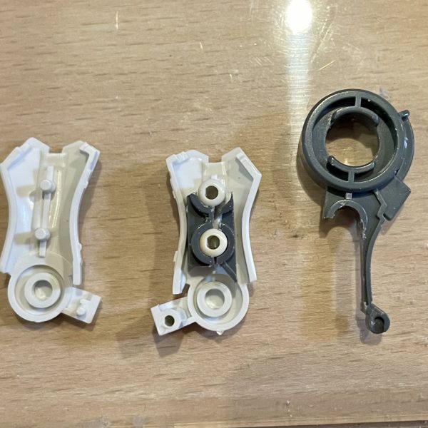 中古ショップで500円で売っていたHGエクシア…ミキシングとか考えずにシンプルに作りたいと思い購入！以前のキットながらプロポーションも良く、あまり弄らずに合わせ目消しのための後ハメ加工からスタート！なんだかんだでオリジナル感出しちゃうのかもしれませんが、楽しんで作ります🌚※家庭の事情で最近制作ペースが遅いので、ゆっくりと楽しんでいきます🌚（3枚目）