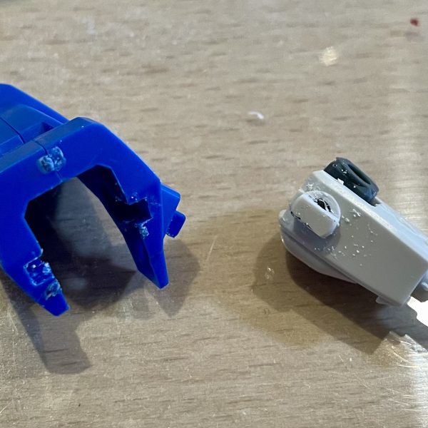 中古ショップで500円で売っていたHGエクシア…ミキシングとか考えずにシンプルに作りたいと思い購入！以前のキットながらプロポーションも良く、あまり弄らずに合わせ目消しのための後ハメ加工からスタート！なんだかんだでオリジナル感出しちゃうのかもしれませんが、楽しんで作ります🌚※家庭の事情で最近制作ペースが遅いので、ゆっくりと楽しんでいきます🌚（2枚目）