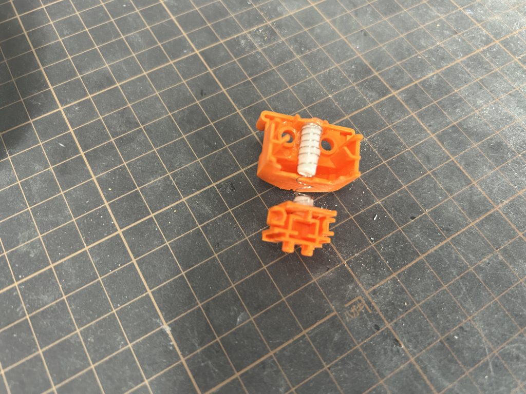 ボブルヘッド加工。スプリングにプラパイプを指して固定。やり方ミスってスプリングの巻きを計算してなくてやや左向いちゃいます。