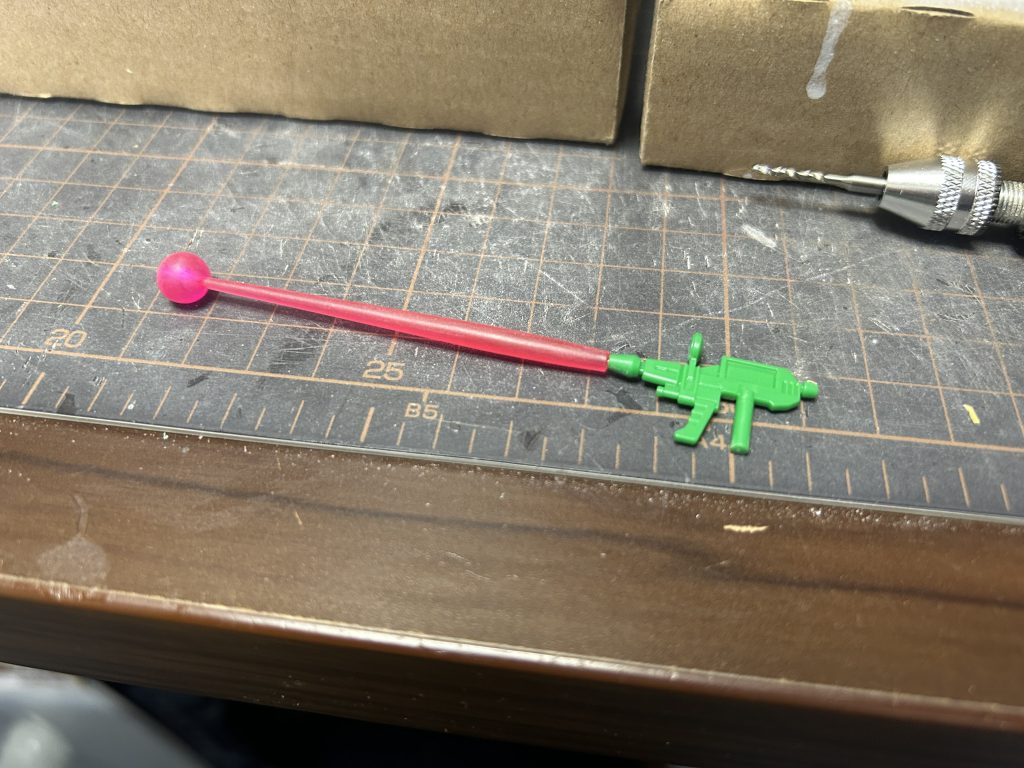 どこのご家庭にもあるビームサーベルの余りと先端の玉はレジンだったと…