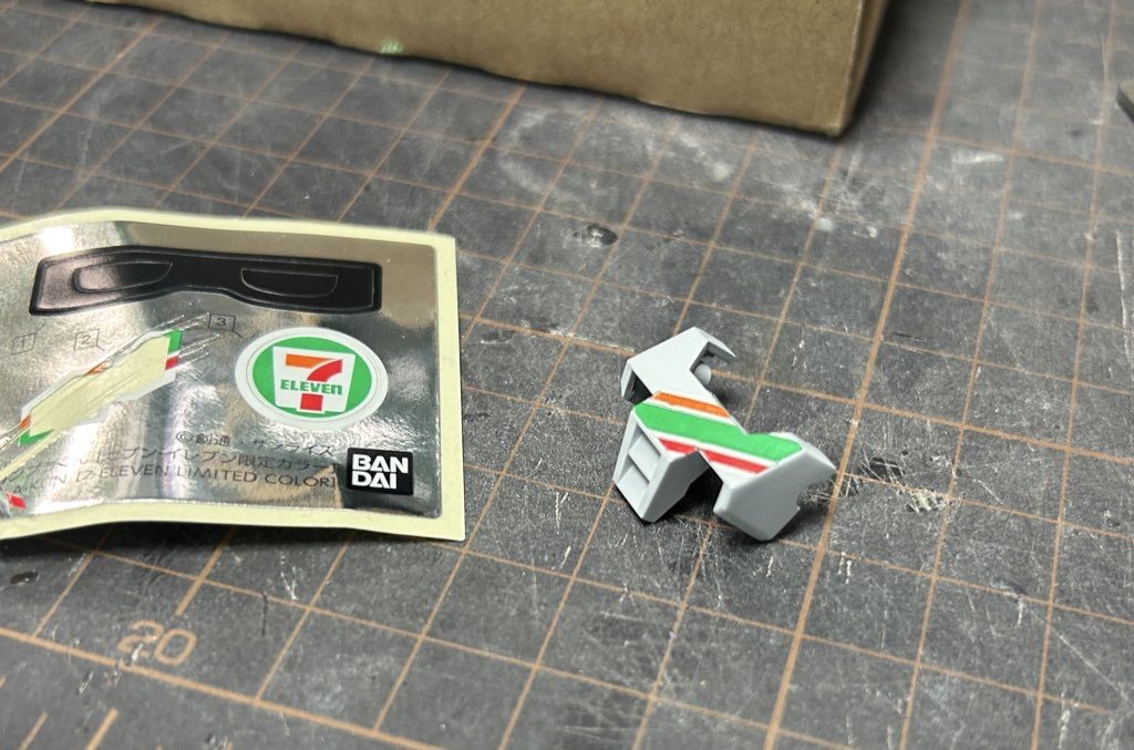 付属シールを活用したマスキング。普段の精度がものをいうラインごとにバラバラに切るの大変でした。