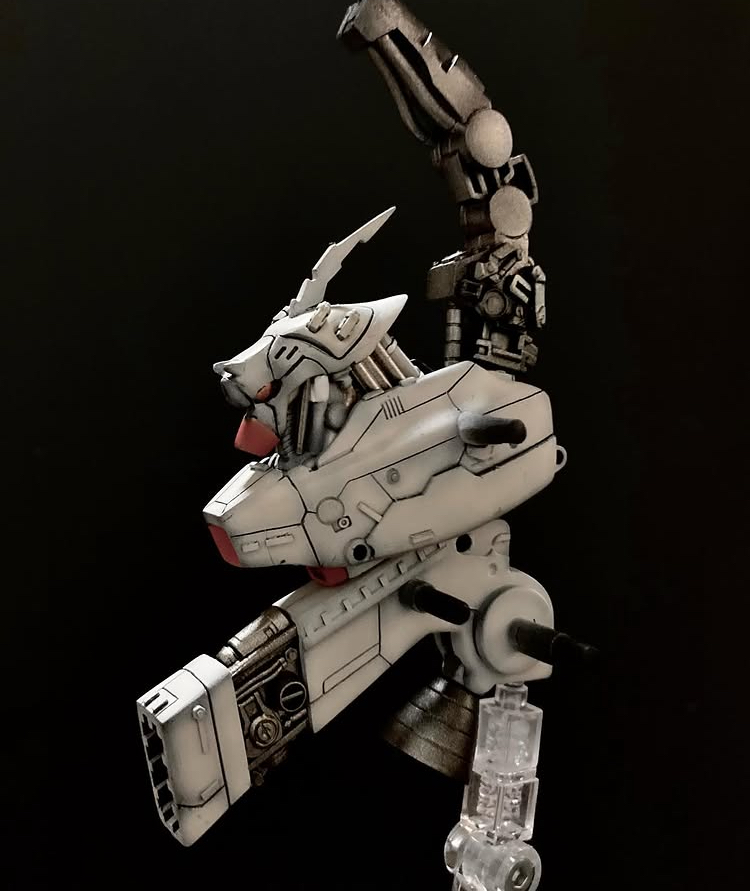 首周りはごちゃごちゃしたかったんで、太くしました。あと色々パーツ付けてメカメカしい見え方にこだわりました🙇