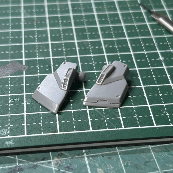 ステイメン完成して、サイレントヒルFもある程度クリアして楽しんだのでマークIIの制作に入ります！プロポーションは以前に弄ってたので、いつもの感じでスジ彫りメインでディテール追加していこうかと思います。フロントアーマーも装甲が二重になってるのをイメージして彫ってみました。以前作ったZガンダムでも似たような事はやってましたが、こういうのが好きみたいです😊それにしてもこのマークIIはカッコイイです、あんまり弄るところ無いですね、肩のダクトパーツが無いのでそこはスクラッチしなきゃいけないんですが、今回は割とさっくり完成しそうです😆（2枚目）