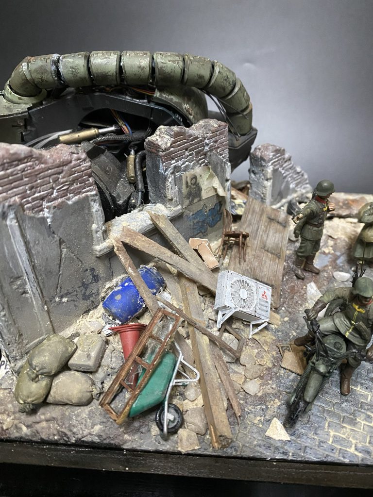 瓦礫を始め、色々な物を散りばめてみました。