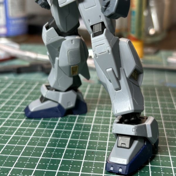 結局いつもの感じになってしまった…今回初めてプラ板で彫りたい形を成形して、それを瞬着で点付けしてガイドにしながら彫ってみました。ふくらはぎの内側はまさにそれ。角が丸くなった四角形とか彫る時に効果的ですね😆スジ彫りガイドテープだけだとこういう形状を彫るのはなかなか難しいですが、型をプラ板で作ってしまえばかなり彫りやすいです。 （1枚目）