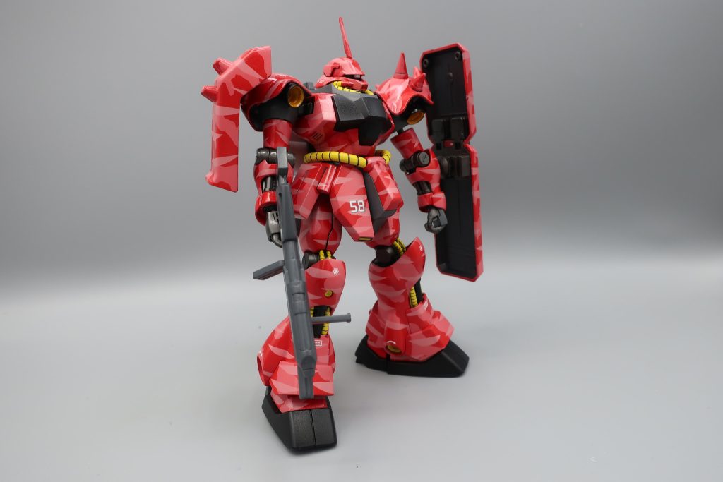 決戦のスーパーへ向かいます 中に入ると おばちゃんが半額シールを貼っている最中である「少し早かったようだ」そう思い 他の興味がない棚を万引きGメンのように徘徊します お菓子とジュースをカゴに入れて時間を稼ぎます・・・遠くから様子を伺いながらウロウロします 目的は半額弁当だけなのに です