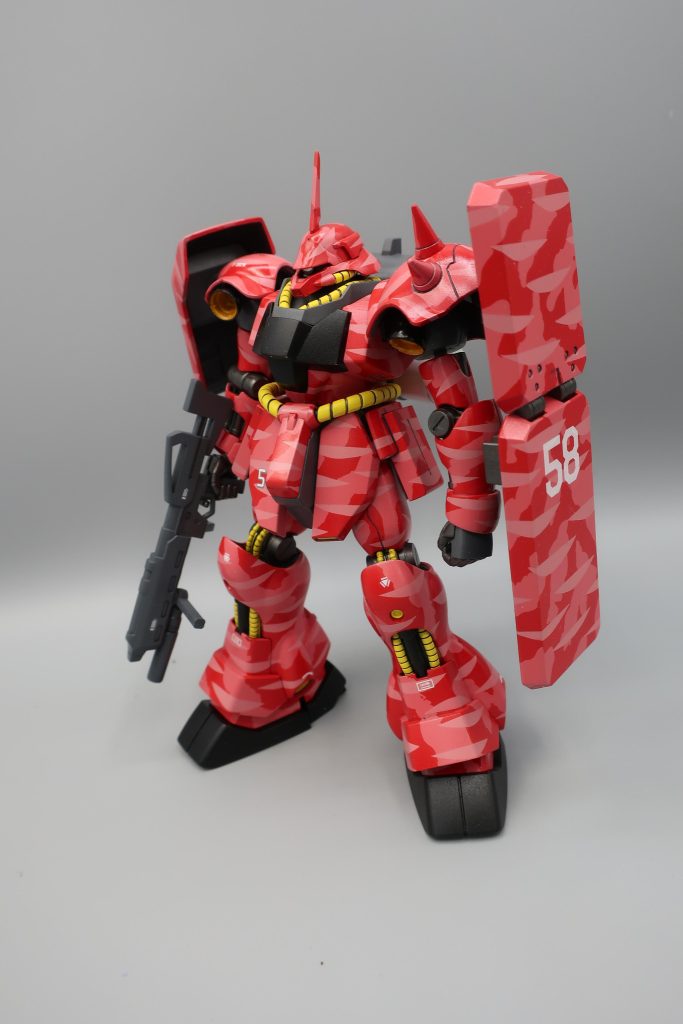 そして弁当コーナーへ向かいます 人々が集まっています 「おおぉ 何をそんなに集まってるのか?」 とゆう顔をして覗きますありました! から揚げ弁当 シャケ弁当 海苔弁当 他・・・もちろん半額です 天国です 「たまたま通りかかって半額なら買おうかな」  という顔をして私はカレー弁当を手に取りました やりました結局カレーの呪縛から逃れられないのです・・・ レジを終えて 「ほほう 電子レンジが置いてあるのか」 という顔をして スーパーに設置してあるレンジに弁当を入れました 争奪戦に勝利したのです