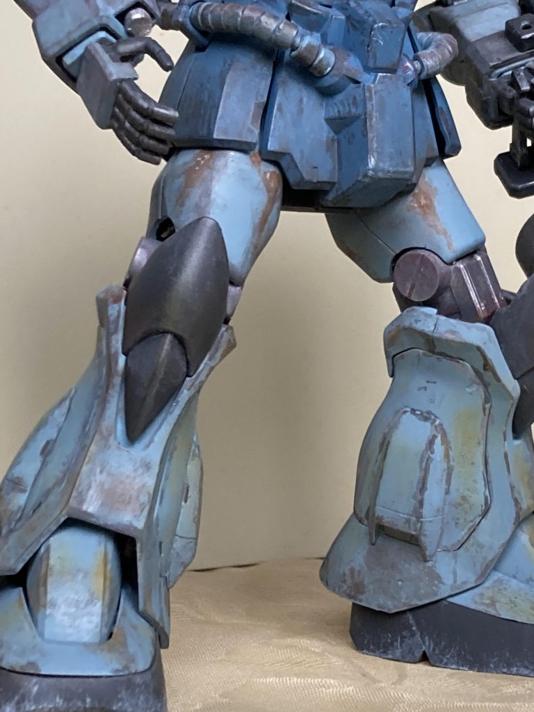 前もも部分は、ポージングしていると塗装が剥げてきたのですが、そこに赤茶をさすと良い感じなりました。ちょい目立ち過ぎですが‥しかし、モビルスーツって錆びるのかしら？(超硬スチール合金？スチールだから錆びるよねー？‥いや、考えんようにしよー。)