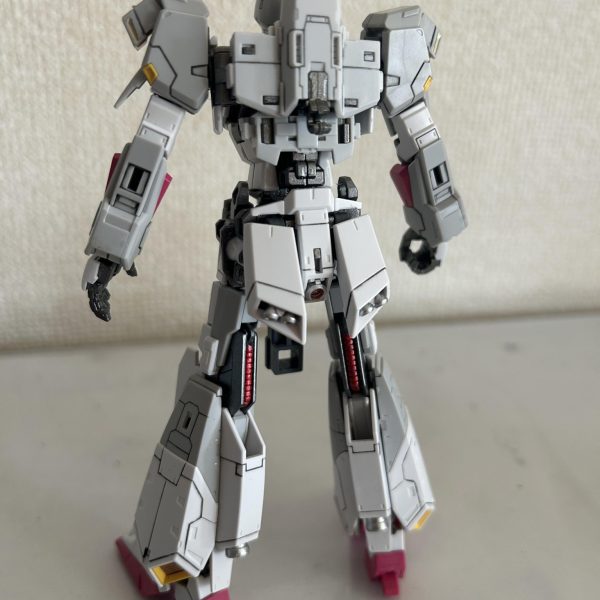 改修とやらをやってみたいけど素人なんでガチャガチャやってめちゃくちゃになるのが嫌だったからフレームの塗装と足の延長、首元を2ミリ上に引き上げる加工だけにしてみることにしました、外装は整形色が好きなのでそのまま使いつつ何とか一通り終えて仮組みまでこぎつけました、　腰のフニャってる関節軸は0.8ミリの真鍮線を関節の軸に串刺しにして腰は固定、一応抜けるようにはしておきました、デカールしたら足の根本を接着しないで固定してやります、それで締まりのない下半身は多分大丈夫！パチ組みスミ入れトップコートが左で改修したのが右、なかなかスタイリッシュに収まりました、後はデカール貼ってトップコートしたら今回は完成とします。ガイアノーツのスターブライトアイアンとパールカッパーはすごくいい色でした、クセになりそうです。（4枚目）
