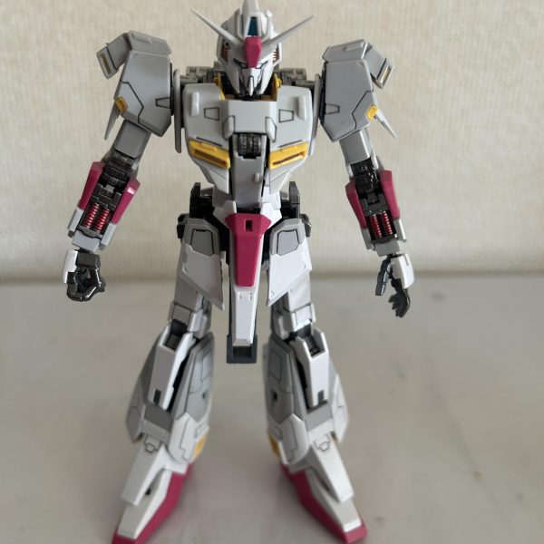 改修とやらをやってみたいけど素人なんでガチャガチャやってめちゃくちゃになるのが嫌だったからフレームの塗装と足の延長、首元を2ミリ上に引き上げる加工だけにしてみることにしました、外装は整形色が好きなのでそのまま使いつつ何とか一通り終えて仮組みまでこぎつけました、　腰のフニャってる関節軸は0.8ミリの真鍮線を関節の軸に串刺しにして腰は固定、一応抜けるようにはしておきました、デカールしたら足の根本を接着しないで固定してやります、それで締まりのない下半身は多分大丈夫！パチ組みスミ入れトップコートが左で改修したのが右、なかなかスタイリッシュに収まりました、後はデカール貼ってトップコートしたら今回は完成とします。ガイアノーツのスターブライトアイアンとパールカッパーはすごくいい色でした、クセになりそうです。（5枚目）