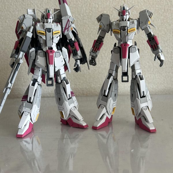 改修とやらをやってみたいけど素人なんでガチャガチャやってめちゃくちゃになるのが嫌だったからフレームの塗装と足の延長、首元を2ミリ上に引き上げる加工だけにしてみることにしました、外装は整形色が好きなのでそのまま使いつつ何とか一通り終えて仮組みまでこぎつけました、　腰のフニャってる関節軸は0.8ミリの真鍮線を関節の軸に串刺しにして腰は固定、一応抜けるようにはしておきました、デカールしたら足の根本を接着しないで固定してやります、それで締まりのない下半身は多分大丈夫！パチ組みスミ入れトップコートが左で改修したのが右、なかなかスタイリッシュに収まりました、後はデカール貼ってトップコートしたら今回は完成とします。ガイアノーツのスターブライトアイアンとパールカッパーはすごくいい色でした、クセになりそうです。（2枚目）