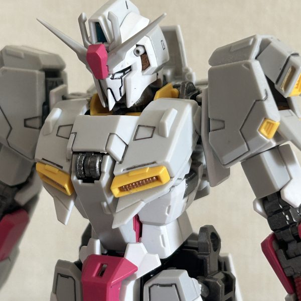 改修とやらをやってみたいけど素人なんでガチャガチャやってめちゃくちゃになるのが嫌だったからフレームの塗装と足の延長、首元を2ミリ上に引き上げる加工だけにしてみることにしました、外装は整形色が好きなのでそのまま使いつつ何とか一通り終えて仮組みまでこぎつけました、　腰のフニャってる関節軸は0.8ミリの真鍮線を関節の軸に串刺しにして腰は固定、一応抜けるようにはしておきました、デカールしたら足の根本を接着しないで固定してやります、それで締まりのない下半身は多分大丈夫！パチ組みスミ入れトップコートが左で改修したのが右、なかなかスタイリッシュに収まりました、後はデカール貼ってトップコートしたら今回は完成とします。ガイアノーツのスターブライトアイアンとパールカッパーはすごくいい色でした、クセになりそうです。（6枚目）