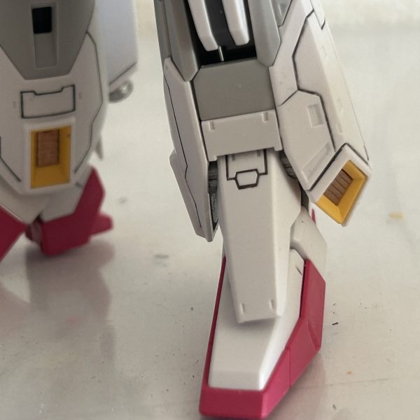 改修とやらをやってみたいけど素人なんでガチャガチャやってめちゃくちゃになるのが嫌だったからフレームの塗装と足の延長、首元を2ミリ上に引き上げる加工だけにしてみることにしました、外装は整形色が好きなのでそのまま使いつつ何とか一通り終えて仮組みまでこぎつけました、　腰のフニャってる関節軸は0.8ミリの真鍮線を関節の軸に串刺しにして腰は固定、一応抜けるようにはしておきました、デカールしたら足の根本を接着しないで固定してやります、それで締まりのない下半身は多分大丈夫！パチ組みスミ入れトップコートが左で改修したのが右、なかなかスタイリッシュに収まりました、後はデカール貼ってトップコートしたら今回は完成とします。ガイアノーツのスターブライトアイアンとパールカッパーはすごくいい色でした、クセになりそうです。（3枚目）