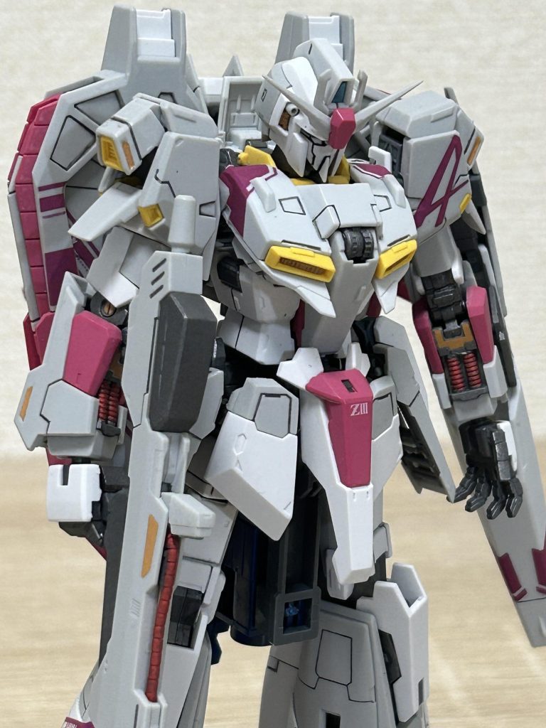 トップコートが薄いですかね?厚塗りすると白くなるし‥加減が難しいここはベテランガンプラーの意見が聞きたい‥