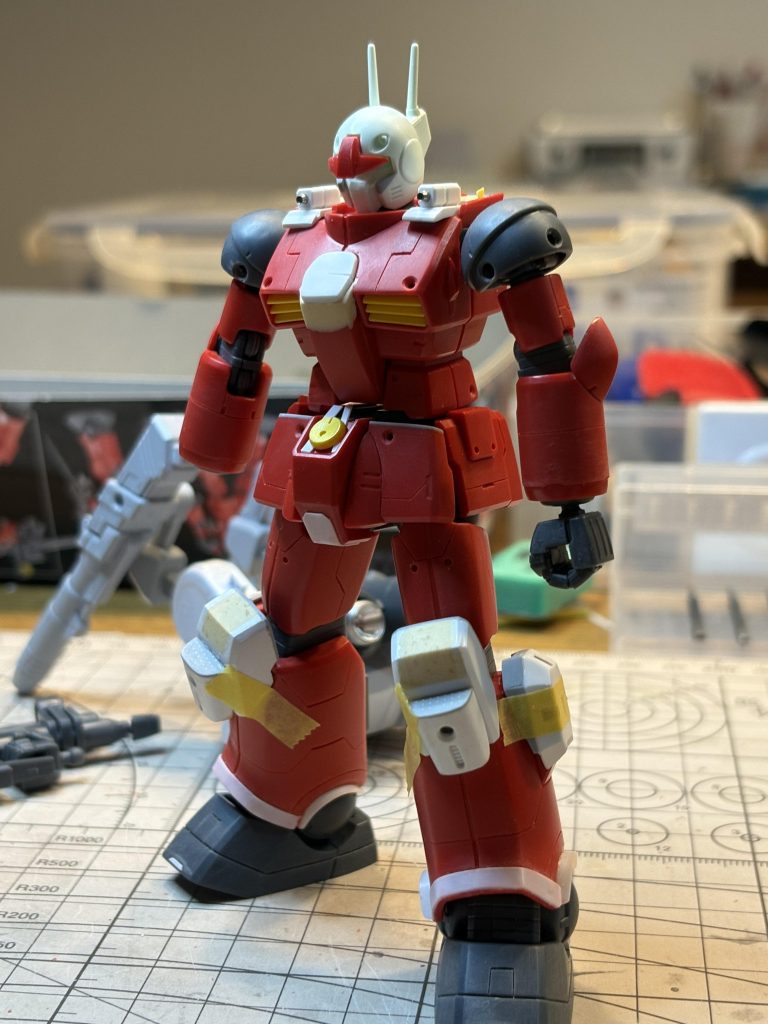 塗装前の状態です。膝も結構大変でした。パテは出来るだけ避けたいので、膝になりそうなパーツをジャンク部品から探し、無理やり取付。膝の改造以外は、筋彫り掘り直し、新規筋彫り、胸や裾部分の形状変更、キャノン砲の撤去and肩改造、ピンバイスで穴あけ等々です。