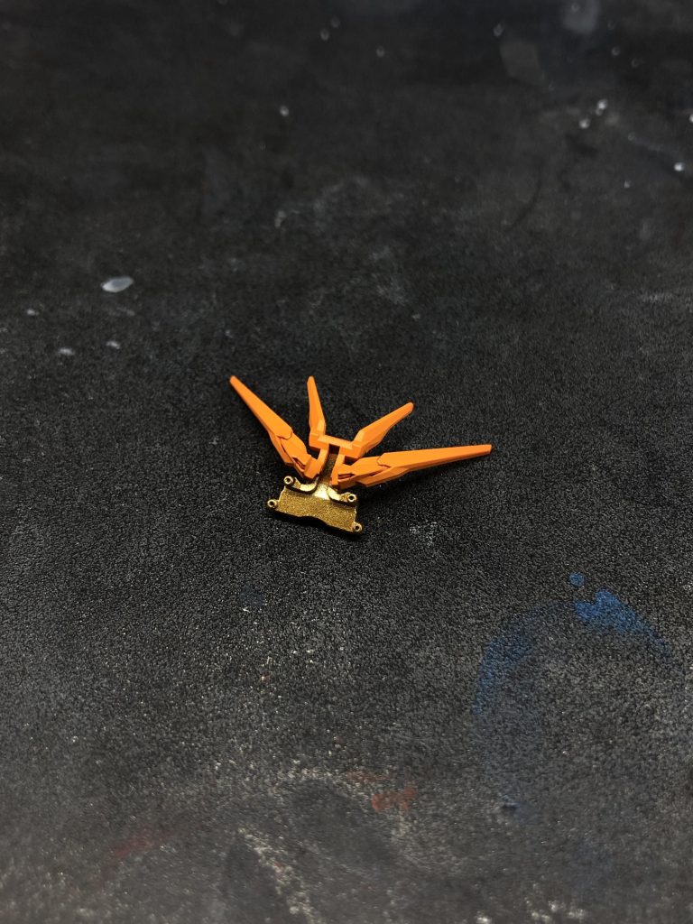 Vフィンとバルカン部分は別々の結果を得るためにマスキングしました。バルカンは武器なので、メタリックにすべきだと考えました。一方、Vフィンは他のイエロー部分と同じ色にすべきだと思いました。