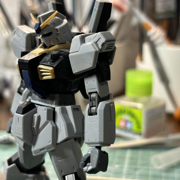 シールド位置を変更しました。デフォルトだと位置が下過ぎてやる気ない感じだったんでちょっとこれは無いなと😅やり方は簡単、予備のEパックと真ん中の接続パーツが一体化してるのを分割して、接続パーツを逆向きに取り付けるだけです。後ろのダボピンは邪魔なんで切り飛ばします。プラ板とかであとは蓋すれば完璧です😆あと欠損していた肩のダクトをプラ板で制作しました。寒くて全然やる気出ないんですがちょっとずつ進めてます😅（3枚目）