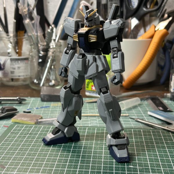 シールド位置を変更しました。デフォルトだと位置が下過ぎてやる気ない感じだったんでちょっとこれは無いなと😅やり方は簡単、予備のEパックと真ん中の接続パーツが一体化してるのを分割して、接続パーツを逆向きに取り付けるだけです。後ろのダボピンは邪魔なんで切り飛ばします。プラ板とかであとは蓋すれば完璧です😆あと欠損していた肩のダクトをプラ板で制作しました。寒くて全然やる気出ないんですがちょっとずつ進めてます😅（4枚目）