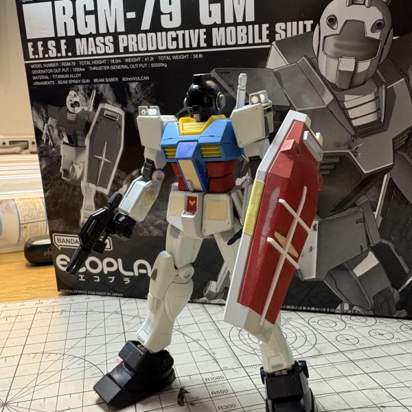 HGUCジム(エコプラ)を使って、ジム(スレッガー機)を製作中です。といってもジムは頭と武器と足だけ使って、それ以外は全部EGガンダムを使ってます。スレッガージムがかっこいいので作りたいっ!と思いましたが、買えないのでやむなく出来るだけ寄せようとジムとガンダムのニコイチです。スレッガージムは結構デティールが入ってて細かいんですね。苦手なスジ彫りを頑張りました。シールドもクロス部分を埋めてスレッガージムのシールドに近くなるように工作しました。塗装前だとガンダム感が非常に強いですが、塗装すればジム感が出てくるはずっ!とはいうものの、塗装色で悩んでます。。ここまでスレッガー機に寄せてるのにフツーのジム色で仕上げるか、それともスレッガー機色で仕上げるか、、、。塗装できる日はまだ先なのでもうちょい悩んでおきます。。。(2枚目)