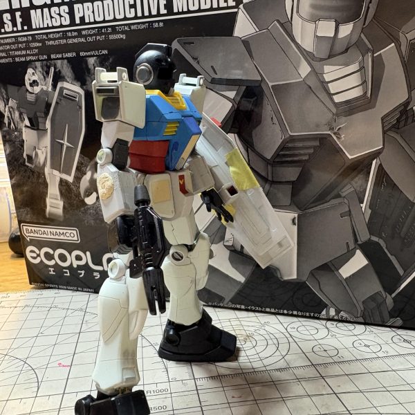 HGUCジム(エコプラ)を使って、ジム(スレッガー機)を製作中です。といってもジムは頭と武器と足だけ使って、それ以外は全部EGガンダムを使ってます。スレッガージムがかっこいいので作りたいっ!と思いましたが、買えないのでやむなく出来るだけ寄せようとジムとガンダムのニコイチです。スレッガージムは結構デティールが入ってて細かいんですね。苦手なスジ彫りを頑張りました。シールドもクロス部分を埋めてスレッガージムのシールドに近くなるように工作しました。塗装前だとガンダム感が非常に強いですが、塗装すればジム感が出てくるはずっ!とはいうものの、塗装色で悩んでます。。ここまでスレッガー機に寄せてるのにフツーのジム色で仕上げるか、それともスレッガー機色で仕上げるか、、、。塗装できる日はまだ先なのでもうちょい悩んでおきます。。。(3枚目)