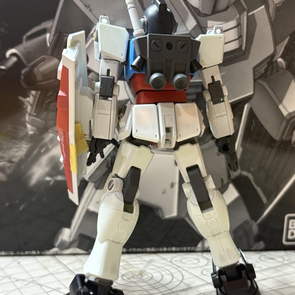 HGUCジム(エコプラ)を使って、ジム(スレッガー機)を製作中です。といってもジムは頭と武器と足だけ使って、それ以外は全部EGガンダムを使ってます。スレッガージムがかっこいいので作りたいっ!と思いましたが、買えないのでやむなく出来るだけ寄せようとジムとガンダムのニコイチです。スレッガージムは結構デティールが入ってて細かいんですね。苦手なスジ彫りを頑張りました。シールドもクロス部分を埋めてスレッガージムのシールドに近くなるように工作しました。塗装前だとガンダム感が非常に強いですが、塗装すればジム感が出てくるはずっ!とはいうものの、塗装色で悩んでます。。ここまでスレッガー機に寄せてるのにフツーのジム色で仕上げるか、それともスレッガー機色で仕上げるか、、、。塗装できる日はまだ先なのでもうちょい悩んでおきます。。。(4枚目)