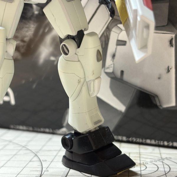HGUCジム(エコプラ)を使って、ジム(スレッガー機)を製作中です。といってもジムは頭と武器と足だけ使って、それ以外は全部EGガンダムを使ってます。スレッガージムがかっこいいので作りたいっ!と思いましたが、買えないのでやむなく出来るだけ寄せようとジムとガンダムのニコイチです。スレッガージムは結構デティールが入ってて細かいんですね。苦手なスジ彫りを頑張りました。シールドもクロス部分を埋めてスレッガージムのシールドに近くなるように工作しました。塗装前だとガンダム感が非常に強いですが、塗装すればジム感が出てくるはずっ!とはいうものの、塗装色で悩んでます。。ここまでスレッガー機に寄せてるのにフツーのジム色で仕上げるか、それともスレッガー機色で仕上げるか、、、。塗装できる日はまだ先なのでもうちょい悩んでおきます。。。(6枚目)